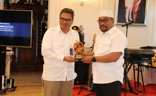 Gubernur Maluku menyerahkan cinderamata kepada Pimpinan PT BNI Wilayah Makassar Hadi Santoso usai menandatangani MoU tentang Penyaluran Kredit Usaha Mikro Kecil Menengah (UMKM) di Provinsi Maluku, Jumat (18/12/2020)