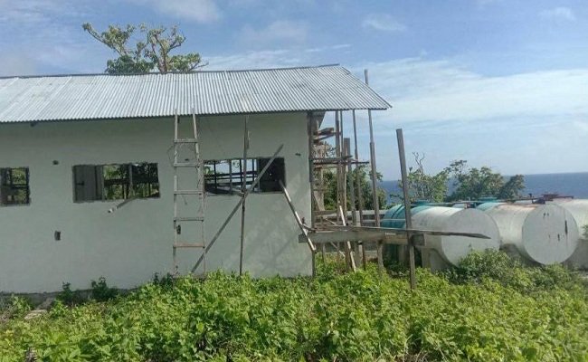 Gedung Pembangkit Listrik Tenaga Diesel (PLTD) yang ditangani PT. PLN di Pulau Watubela, Kecamatan Wakate, Kabupaten Seram Bagian Timur tak kunjung tuntas (FOTO : Istimewa)