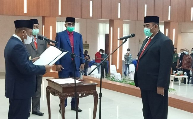 Bupati Buru,  Ramly Ibrahim Umasugi SPI MM, resmi melantik Muh Ilyas Bin Hamid SH MH, sebagai Sekda difinitif Kabupaten Buru  di Aula Kantor Bupati, Rabu pagi (30/12/2020).