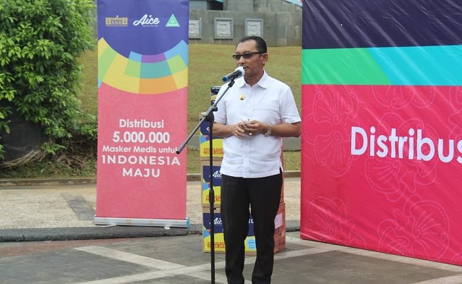 Wakil Gubernur Maluku, Barnabas Orno saat memberikan sambutan pada acara penyerahan masker medis yang dimotori  AICE Group, di Gong Perdamaian Dunia, Ambon, Rabu (16/12/2020). 