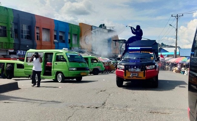 Personil KBR yang tergabung dalam Satuan Tugas Aman Nusa ll COVID-19 Polda Maluku, melakukan penyemprotan disinfektan, di Kawasan Pelabuhan Yos Sudarso Ambon, Senin (07/12/2020). Foto: Istimewa