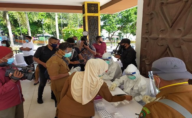 Tim Penggerak PKK Provinsi Maluku dan IKAPTK menggelar rapid test gratis bagi kaum ibu-ibu, di Lapangan Merdeka Ambon, Senin (21/12/2020). Foto: Istimewa