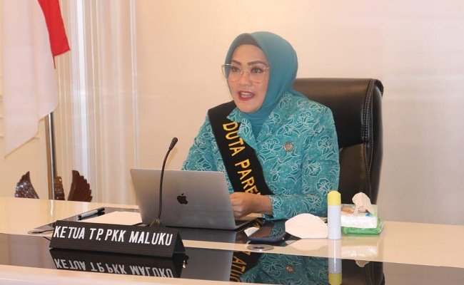 Duta Perangi Stunting (Parenting) Provinsi Maluku, Widya Pratiwi Murad Ismail saat mengikuti Webinar Nasional Dharma Wanita Persatuan BKKBN, dalam rangka memperingati Hari Ibu ke-92 dan Ulang Tahun DWP ke-21 tahun 2020 secara virtual dari kediaman Gubernur Makuku, Senin (28/12/2020). 