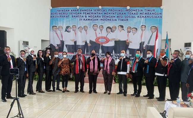 Pengurus DPP YAB 11 Provinsi Indonesia Timur, didampingi para kuasa hukum, bersama unsur pemerintah daerah, foto bersama usai deklarasi yang berlangsung di Baileo Oikumene Ambon, Jumat (18/12/20)