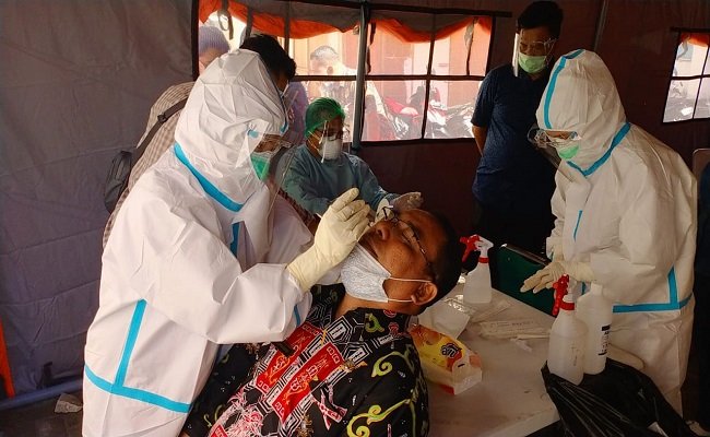 Pelaksanaan rapid test antigen dilakukan di halaman kantor Gubernur Maluku, Senin (25/1/2021)