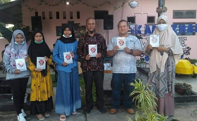 Suasana acara peluncuran buku antologi  puisi ‘Indonesia Sakti, Pusaka Kusayang’ karya 75 pelajar se-Pasbar,pada Sabtu 23 Januari 2021 di Cafe Seven, Simpang Empat, Pasbar. (Dok. Istimewa)