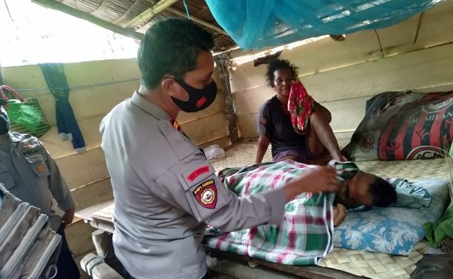 Personel Polsek Pasanea yang dipimpin oleh Kapolsek Pasanea Iptu Rido Masihin,SH saat mengevakuasi jenazah Anton Salkeri ke rumah duka di Negeri Latea, Senin (25/1/2021) (FOTO : Istimewa)