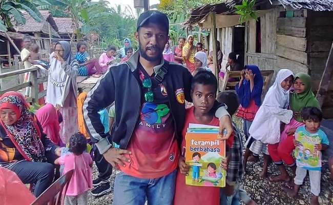 Direktur NSP Family Ronald Pical berpose bersama salah seorang anak Dusun Birit, Kecamatan Siritaun Widatimur, Kabupaten SBT, usai menyerahkan bantuan buku di dusun tersebut
