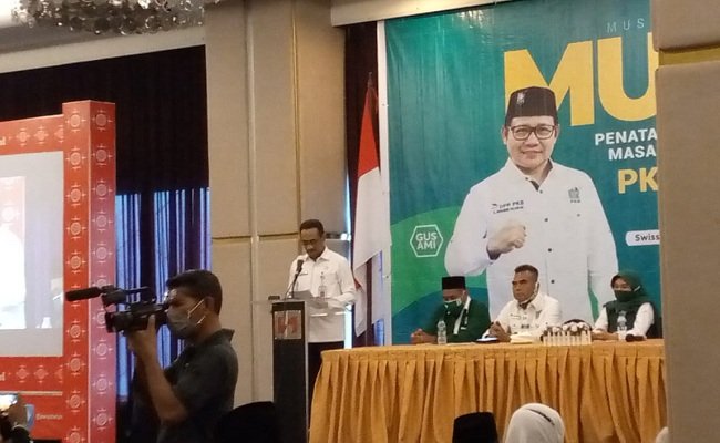 Asisten I Bidang Pemerintahan setda Maluku, Frangki Papilaya saat membacakan sambutan Gubernur Maluku pada Musyawarah Wilayah (Muswil) ke 5,  DPW PKB yang digelar di Swissbel hotel, Sabtu (9/1/2021).