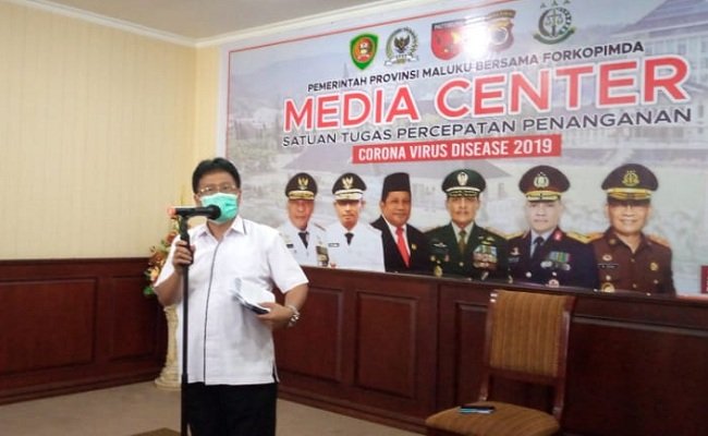 Juru Bicara Satgas Penanganan Covid-19 Provinsi Maluku dr. Dony Rerung saat memberikasn keterangan pers kepada wartawan  di lantai 6 Kantor Gubernur, Rabu (13/1/2021).