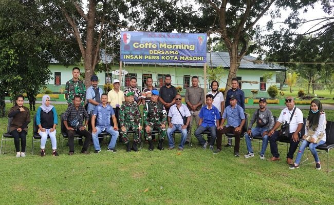 Wartawan dari sejumlah media massa yang bertugas di Kota Masohi, Kabupaten Maluku Tengah bersama  Komandan Batalyon Yonif 731 Kabaresi Letkol Inf Yoyok Wahyudi saat mengikuti acara silaturahim dan coffee morning yang digelar di  lapangan upacara Kompi B Yonif 731 Kabaresi, Rabu (13/01/21).