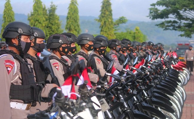 Personil Satuan Brimob Polda Maluku mengikuti apel gelar siaga bencana alam dan peralatan dalam rangka kesiapsiagaan menanggulangi terjadinya bencana alam di wilayah hukum Polda Maluku. Apel  berlangsung di lapangan Tahapary Tantui Ambon, Rabu (10/2/2021)