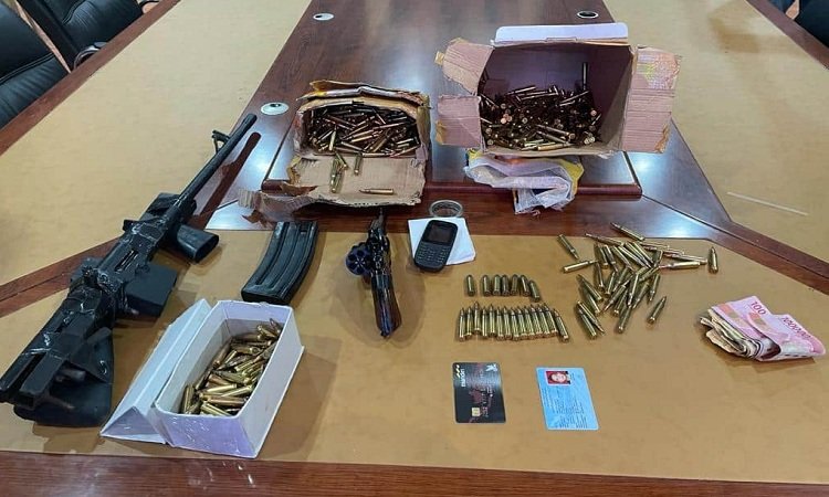 Barang bukti senjata api dan ratusan butir amunisi yang ditahan saat Polisi Bintuni gagalkan penyelundup senjata api jaringan Ambon-Nabire. (Humas Polda Papua Barat).