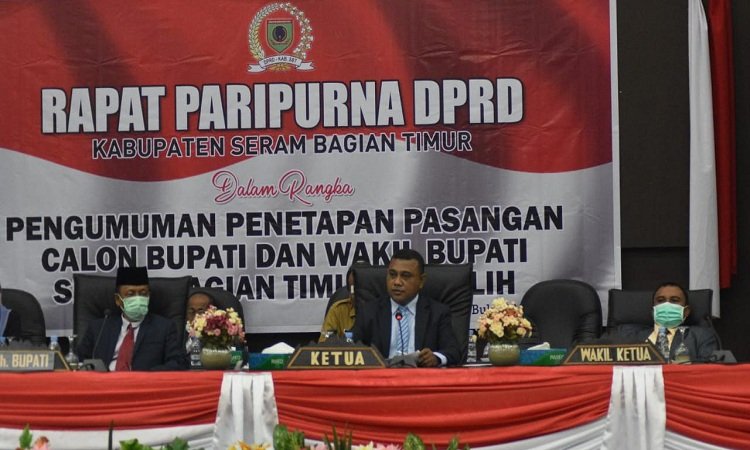 Ketua DPRD SBT Noaf Rumauw saat mengumumkan penetapan Paslon Bupati dan Wakil Bupati terpilih di Rang Paripurna DPRD SBT, Senin sore (22/02/2021)