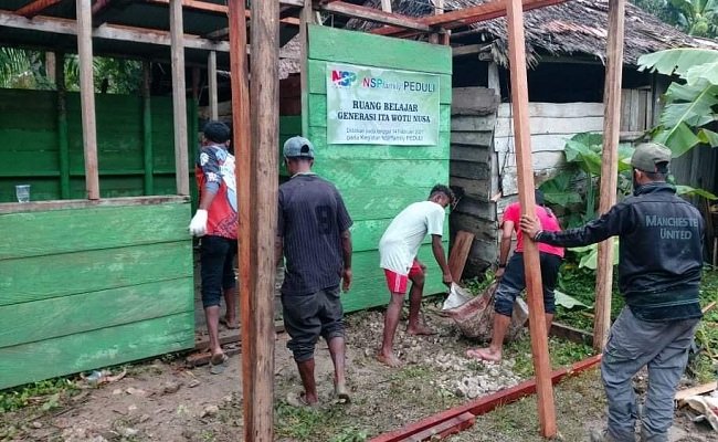 NSP Family saat membangun ruang belajar di Dusun Birit, Kecamatan Siritaun Wida Timur, Kabupaten Seram Bagian Timur. Kegiatan kemanusian ini dilakukan dengan menggandeng 4 komunitas di SBT untuk membantu dunia pendidikan di sejumlah desa (FOTO : Istimewa)