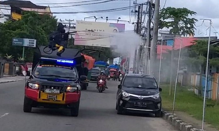 Penyemprotan Cairan Disfektan oleh Personil Brimob Polda Maluku melalui Detasemen Gegana di kawasan Desa Galala, Kecamatan Sirimau Kota Ambon Provinsi Maluku, Minggu 21 Februari  2021.  
(Foto : Istimewa)