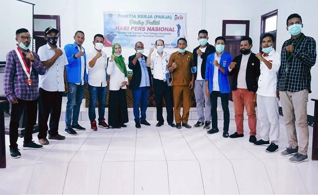 Pengurus PWI SBT pose bersama nara sumber usai menggelar dialog publik saat memperingati Hari Pers Nasional di Kota Bula
