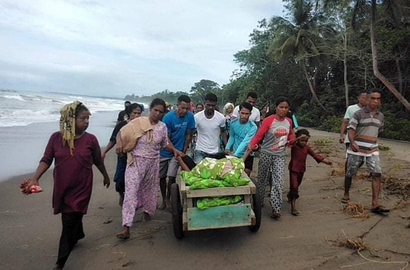 Belasan orang mengantar pasien yang hendak berobat ke Puskesmas Kilmuri dengan melewati jalan pantai dengan jarak tempuh sekitar 10 KM