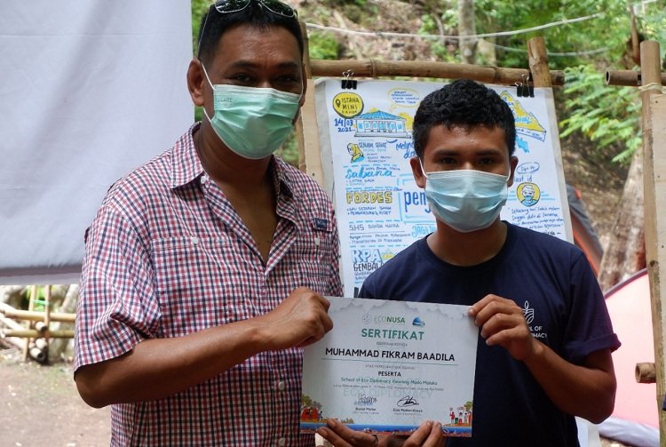 CEO Yayasan EcoNusa, Bustar Maitar memberikan sertifakat kepada peserta School of Eco Diplomacy Kewang Muda Maluku, di Desa Laga Gunung Api Banda, Kabupaten Maluku Tengah, Senin (15/3/2021). (Foto : beritabeta.com)