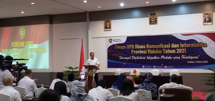 Sekda Provinsi Maluku Kasrul Selang, saat membuka Forum OPD Dinas Kominfo se-Maluku di Kota Ambon, Rabu (03/03/2021). (Foto: beritabeta.com)