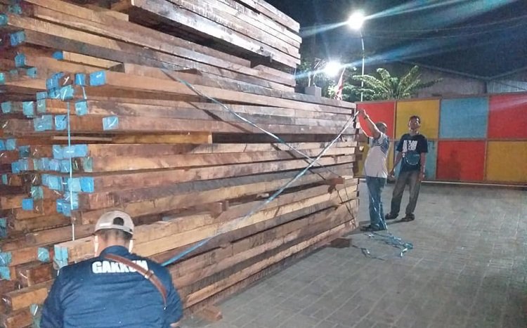 Balai Gakkum KLHK Jabalnusra menyita barang bukti kayu ilegal merbau sebanyak 4.832 batang (77,3086 m3) dan 4.483 batang (134,7062 m3), milik 2 warga Kepulaun Aru, Maluku.(Foto: Dok. Ditjen Gakkum KLHK)