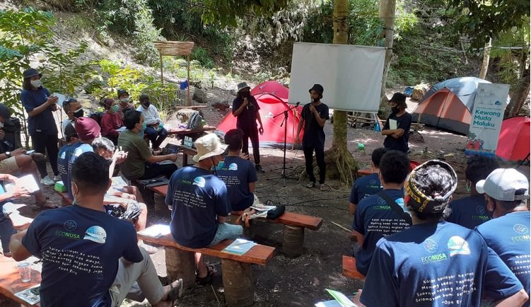 Peserta Kewang Muda Maluku dalam School Of Eco Diplomacy (SED) yang digelar Yayasan EcoNusa dan Moluccas Coastal Care (MCC), di Kampung Laga Gunung Api Banda, Kabupaten Maluku Tengah, Kamis (11/3/2021). Foto: Beritabeta