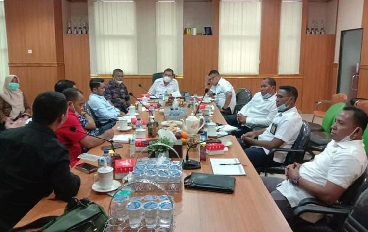 Komisi C DPRD SBT Bersama Kepala Dinas Perumahan Rakyat SBT mengunjungi BP2W Maluku