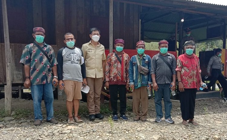 Mantan Kapolda Maluku Irjen Pol Royke Lumowa peneliti senior dari Unpatti Prof, Dr Martinus Male pose bersama sejumlah tokoh adat di Kabupaten Buru saat berkunjung ke lokasi eks tambang emas Gunung Botak, Sabtu (6/3/2021) (Foto : Istimewa)