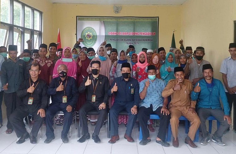 Puluhan calon pasutri di Kecamatan Kiandarat, Kabupaten SBT yang menerima Isbat Nikah gratis dari Pengadilan Agama Dataran Hunimoa saat sidang keliling pada, Senin (29/3/2021) (Foto : beritabeta.com)