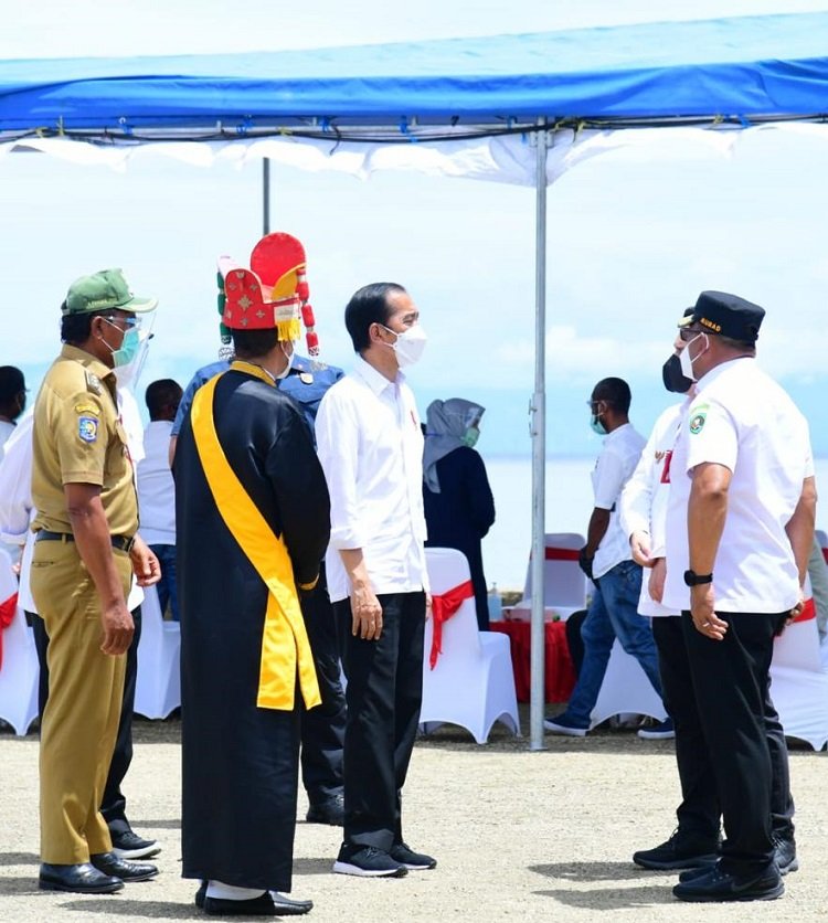 Presiden RI Joko Widodo didampingi Gubernur Maluku Murad Ismail saat meninjau proses vaksinasi di Pelabuhan Yos Sudarso Kota Ambon, Kamis, (25/03/2021).