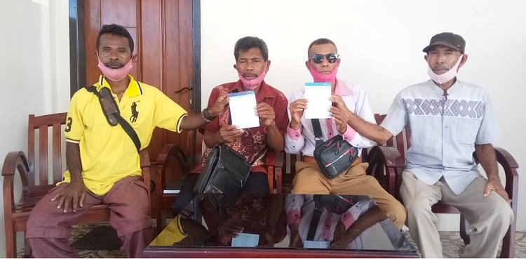 Raja Negeri Maneo dan Kobi didampingi oleh ketua Saniri masing-masing Negeri, menunjukan bukti transferan DBH dari PT. Nusaina Group, Rabu (24/03/2021). Foto; beritabeta.com