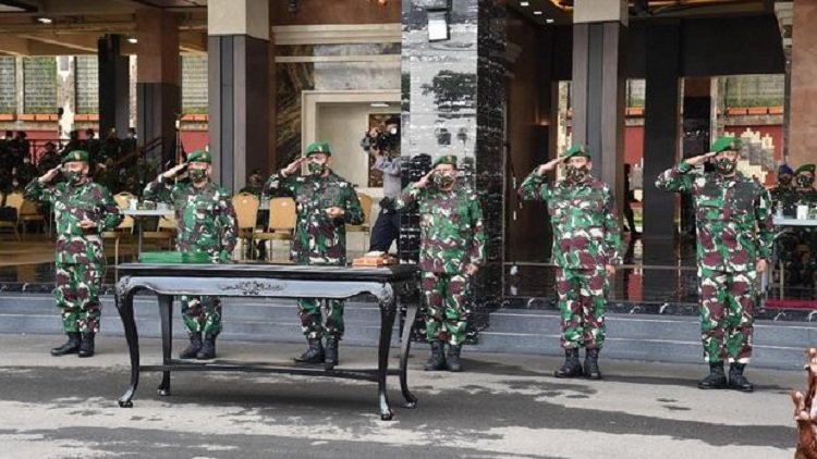 Upacara Sertijab Wakasad, Pangdam Pattimura-Diponegoro dan Kadislitbangad.di di Tribun Gedung E, Markas Besar Angkatan Darat Jakarta, Jumat (05/03/2021). (Foto: Istimewa)