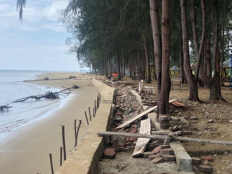 Kondisi kerusakan fisik Talud di Pantai Gumumae Desa Sesar Kecamatan Bula, Kabupaten Seram Bagian Timur, Maluku. (Foto: beritabeta.com)