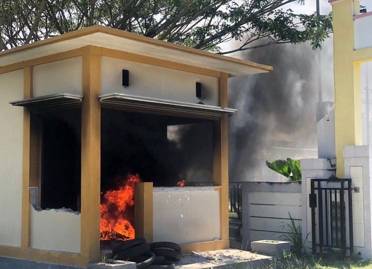 Pos Jaga di Kantor Satpol PP dibakar Puluhan Anggota Satpol PP SBT (Foto : Istimewa)