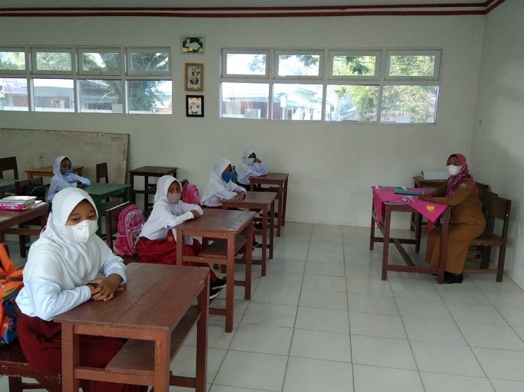 Para siswa-siswi di SD Negeri 11 Kota Masohi, Kabupaten Maluku Tengah, Provinsi Maluku mulai Senin (05/03/2021), mengikuti uji coba pembelajaran tatap muka. Foto: beritabeta.com