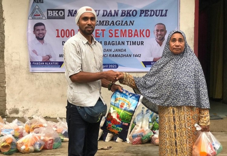 Pembagian 1000 Paket Sembako kepada para janda dan lansia yang dilakukan oleh Lembaga Nanaku Maluku dan Barisan Kawan Ozan di Kabupaten SBT, Kamis (8/4/2021)