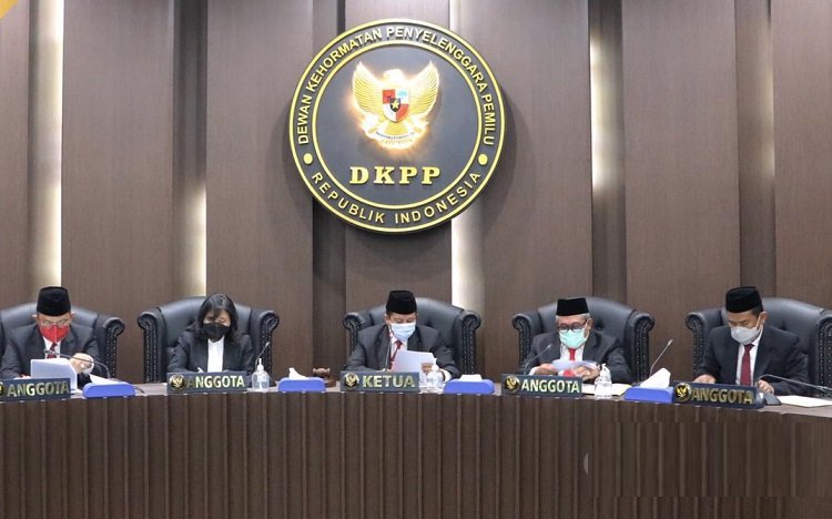 Sidang DKPP memutuskan pemberhentian Anggota Bawaslu Kabupaten Taliabu, Rabu (21/4/2021) (Foto : Humas DKPP)