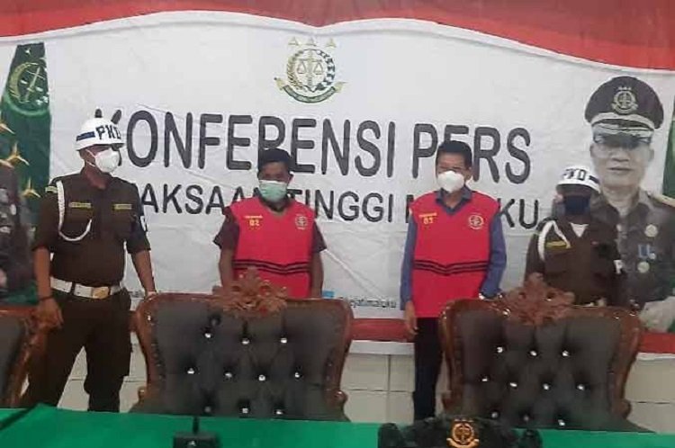 Penyerahan Tersangka Ferry Tanaya dan Abdul Gani Laitupa oleh Penyidik ke Penuntut Umum Kejaksaan Negeri (Kejari) Buru di Kantor Kejati Maluku, Senin (26/04/2021).