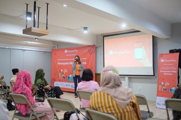 Eka Nilam Dari, Head of Strategic Merchant Acquisition ShopeePay memberikan pelatihan pengembangan bisnis serta pemanfaatan teknologi digital ShopeePay dalam program Perempuan Maju Bersama kepada ratusan wirausaha perempuan di momen Hari Kartini