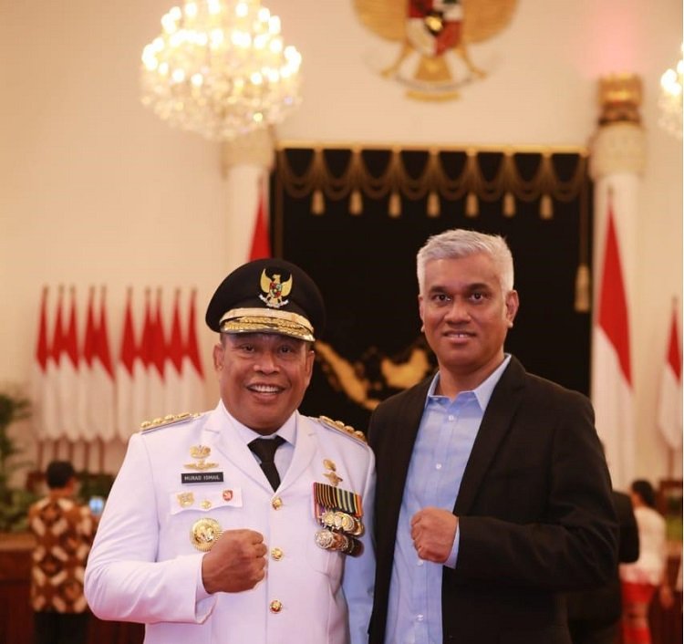 Gubernur Maluku Murad Ismail, dan Hendrik Jauhari Oratmangun (kanan)