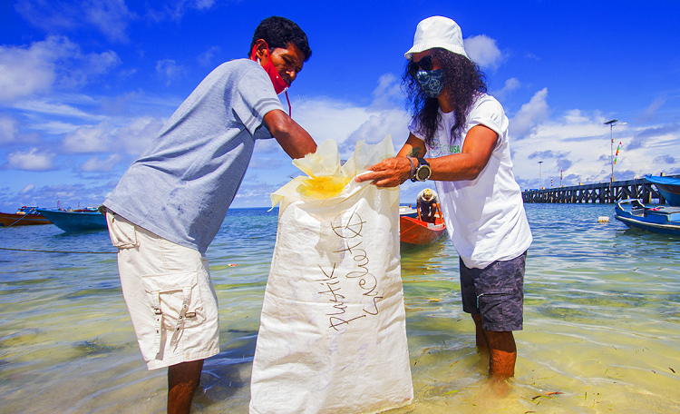 Kaka dari band SLANK memungut sampah di sepanjang pantai di Kepulauan Maluku. (Foto : EcoNusa)