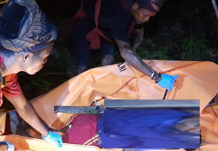 Korban Esias Nurlatu (40), Warga Desa Watimpuli saat ditemukan warga sudah tidak bernyawa dengan dua tombak tertancap di tubuh, Sabtu (24/04/2021) (Foto : Istimewa)