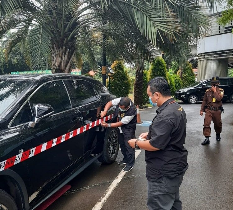 Mobil Lexus Nomor Polisi B 16 SLR yang disita oleh Tim Jaksa Penyidik Direktorat Penyidikan Kejaksaan Agung Muda Tindak Pidana Khusus Kejagung RI, Kantor PT. IIKP di Kembangan Jakarta Barat pada Selasa (06/04/2021). Foto; Istimewa