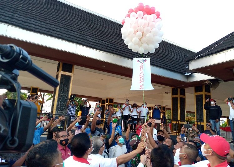 Wakil Walikota Ambon Syarif Hadler secara resmi me-launching Klub Sepak Bola Jong Ambon FC di Lapangan Merdeka Ambon, Kamis (15/4/21).