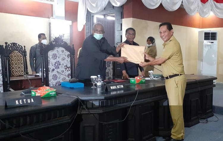 Wakil Bupati Maluku Tengah, Marlatu Leleury, saat menyerahkan Laporan Keterangan Pertanggungjawaban Kepala Daerah Tahun 2020 kepada wakil Ketua DPRD Malteng di Ruang Rapat Utama DPRD Malteng, Selasa (06/04/2021).