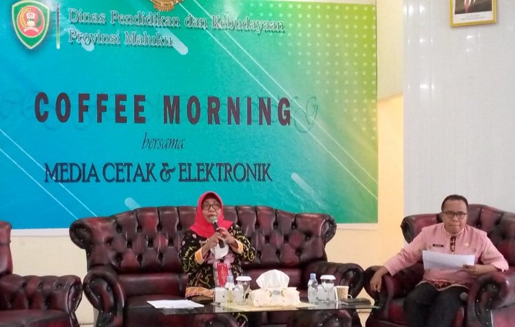 Kepala Dinas Pendidikan dan Kebudayaan, Provinsi Maluku, dr. Insun Sangadji saat memberikan penjelasan dalam acara Coffee Morning bersama pers, di Aula Disdikbud Mauku.