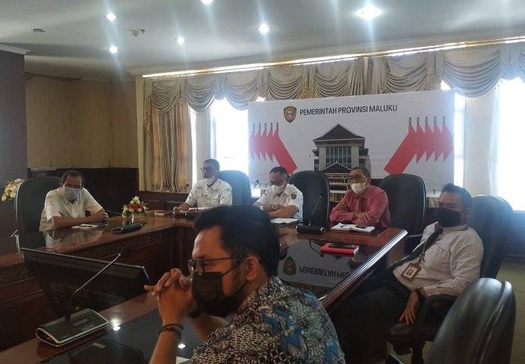 Rapat koordinasi  dipimpin Sekretaris Daerah (Sekda) Maluku, Kasrul Selang, terkait rencana penyaluran ribuan paket sembako yang berlangsung di Ruang Rapat Lantai VII Kantor Gubernur Maluku, Rabu (28/4/2021) (FOTO : Humasmaluku)