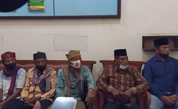 Raja Petuanan Kayeli, Abdullah Wael bersama sejumlah tokoh adat saat bertemu Kasat Intel Polres Pulau Buru, Iptu Sirilus Atajalim di Mapolres Pulau Buru, Senin (05/04/2021).
