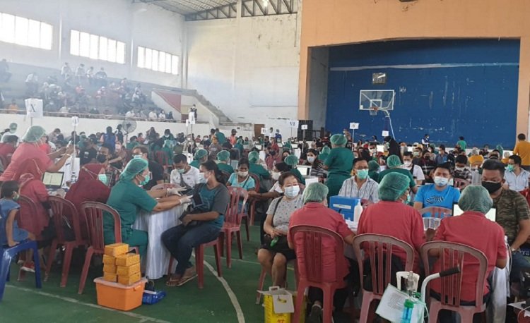 Vaksinasi Massal yang dilakukan kepada pelaku usaha di Kota Ambon berlangsung di gedung Sporthall Karang Panjang, Jumat (16/4/2021)