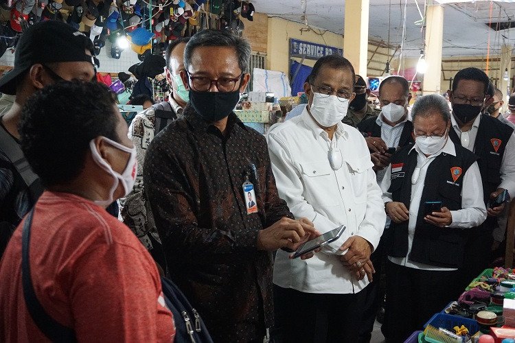 Wali Kota Ambon Richard Louhenapessy dan Kepala Kantor Perwakilan Bank Indonesia Provinsi Maluku, Noviarsano Manullang saat melaunching program transaksi dengan metode non tunai atau pasar digital di Pasar Transit Passo Kecamatan Baguala Kota Ambon, Jumat (16/04/2021)